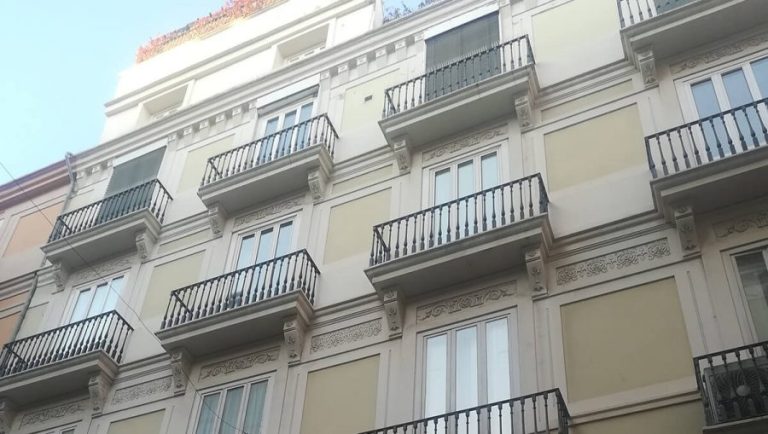 edificio con balcones