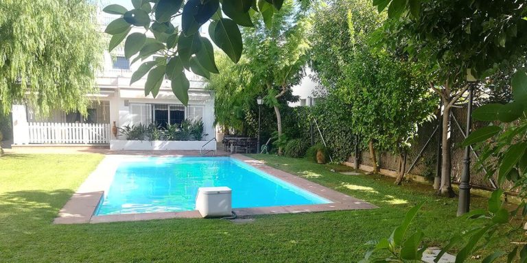 jardín con piscina