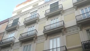 fachada de un edificio con terrazas