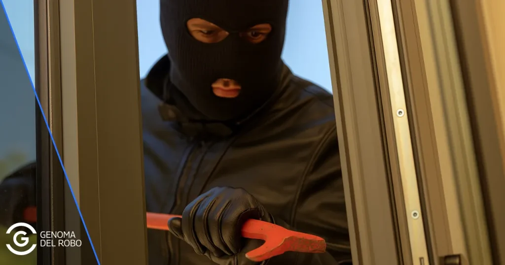 Un ladrón trata de accader a una viivienda apalancando una ventana.