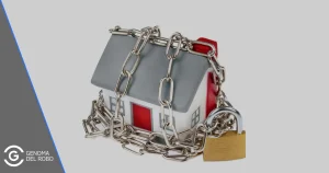 Una maqueta de una casa aparentemente protegida por una cadena y un candado ofreciendo una falsa sensación de seguridad.