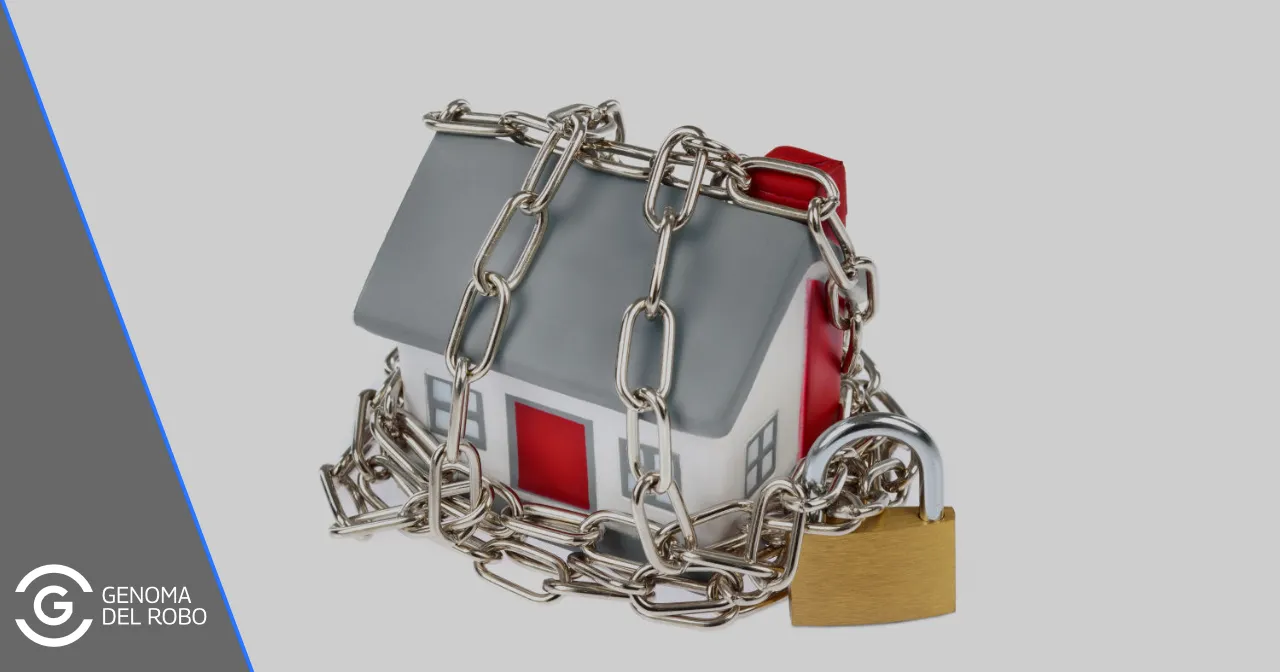 Una maqueta de una casa aparentemente protegida por una cadena y un candado ofreciendo una falsa sensación de seguridad.